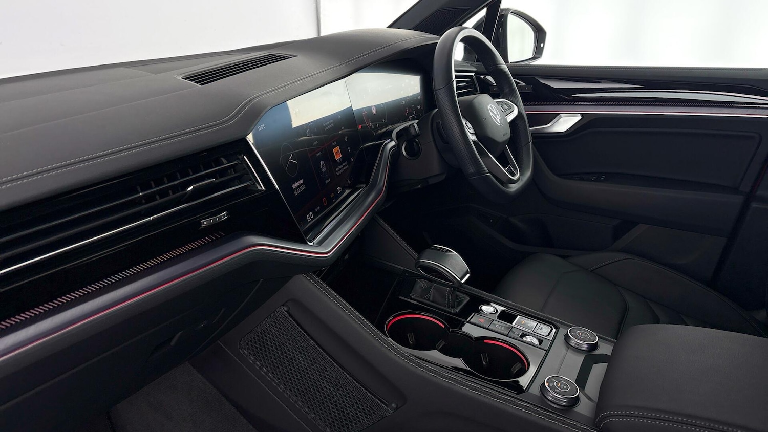 Used Volkswagen Touareg 2025 for sale - 77701452: Photo 2