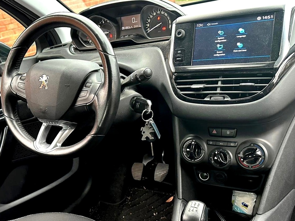 Used Peugeot 208 2017 for sale - 76526113: Photo 2