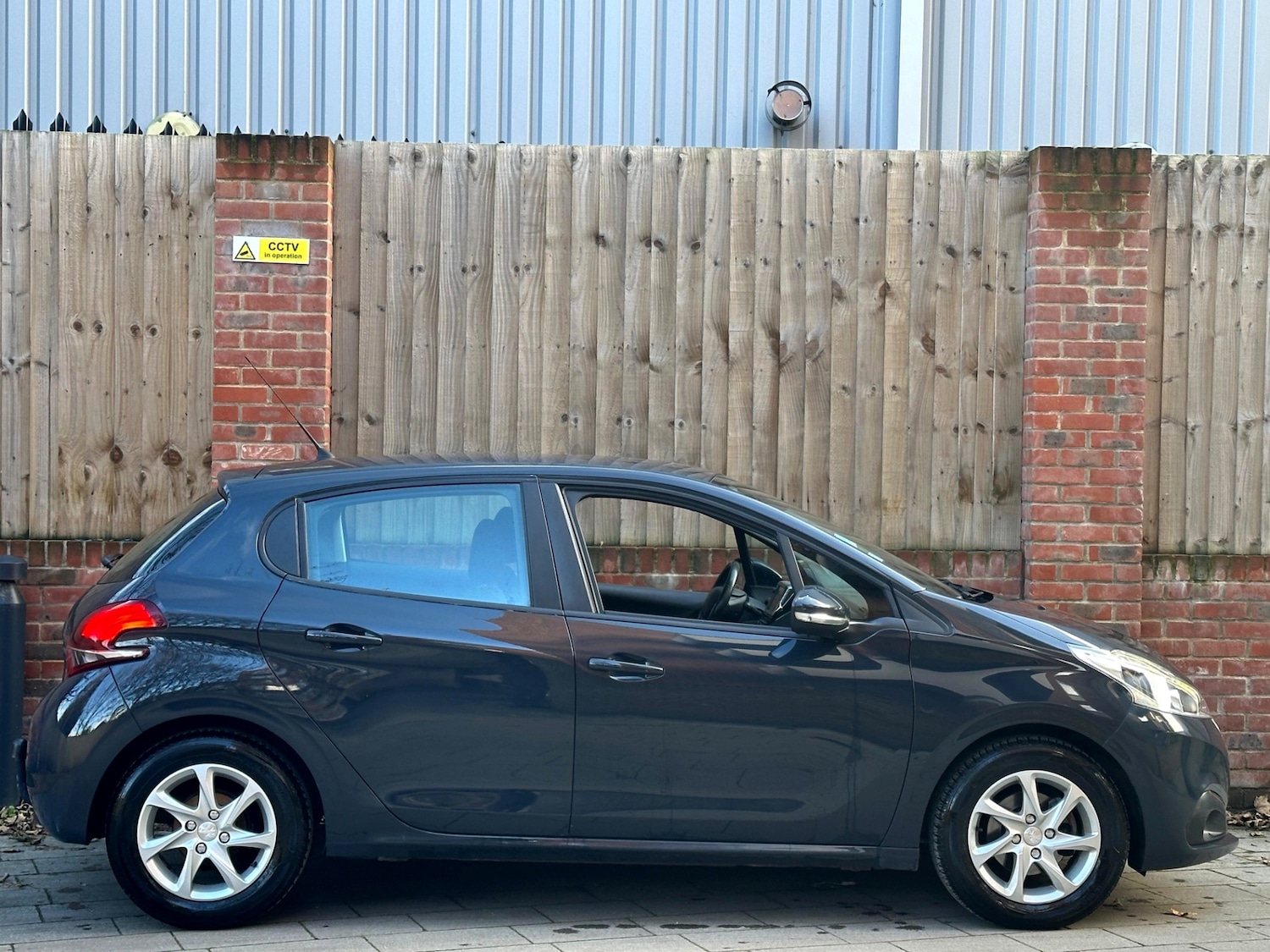 Used Peugeot 208 2017 for sale - 76526113: Photo 7