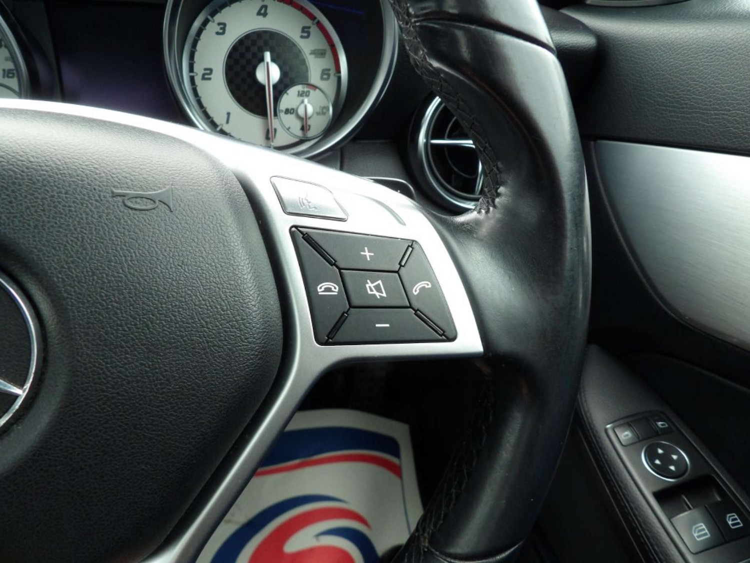 Used Mercedes-Benz SLK 2013 for sale - 76608836: Photo 31