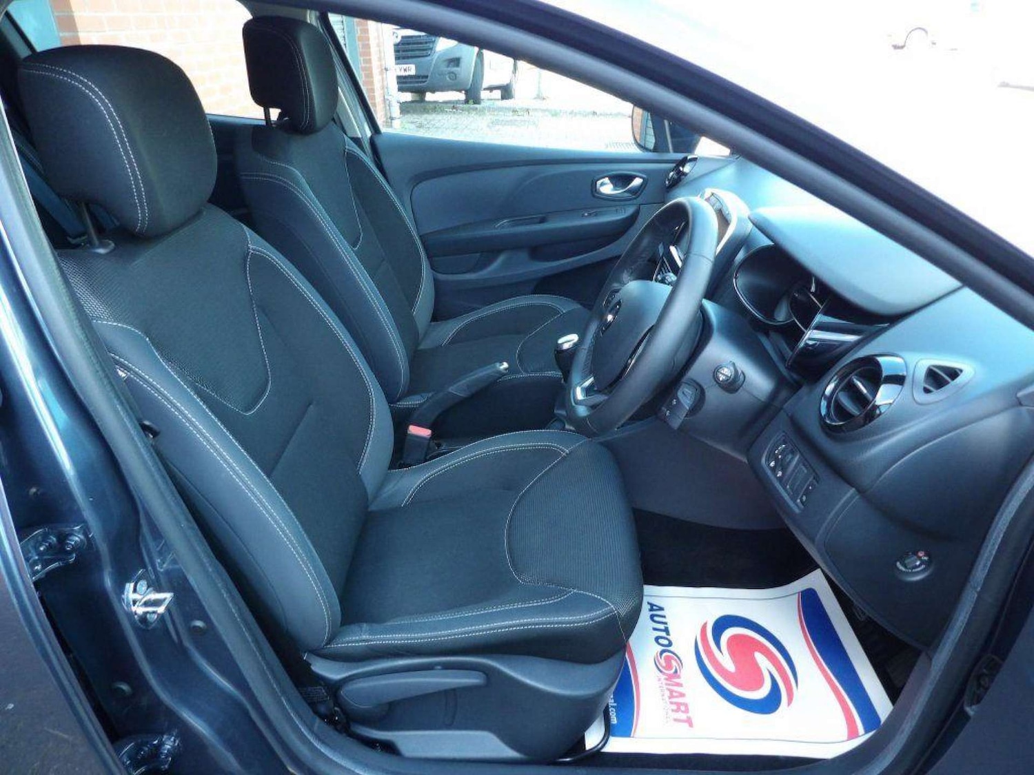 Used Renault Clio 2017 for sale - 76602135: Photo 11