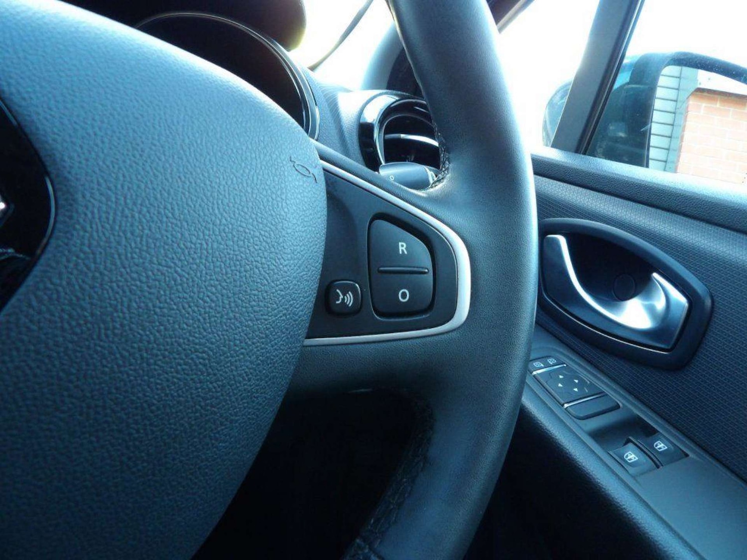 Used Renault Clio 2017 for sale - 76602135: Photo 20