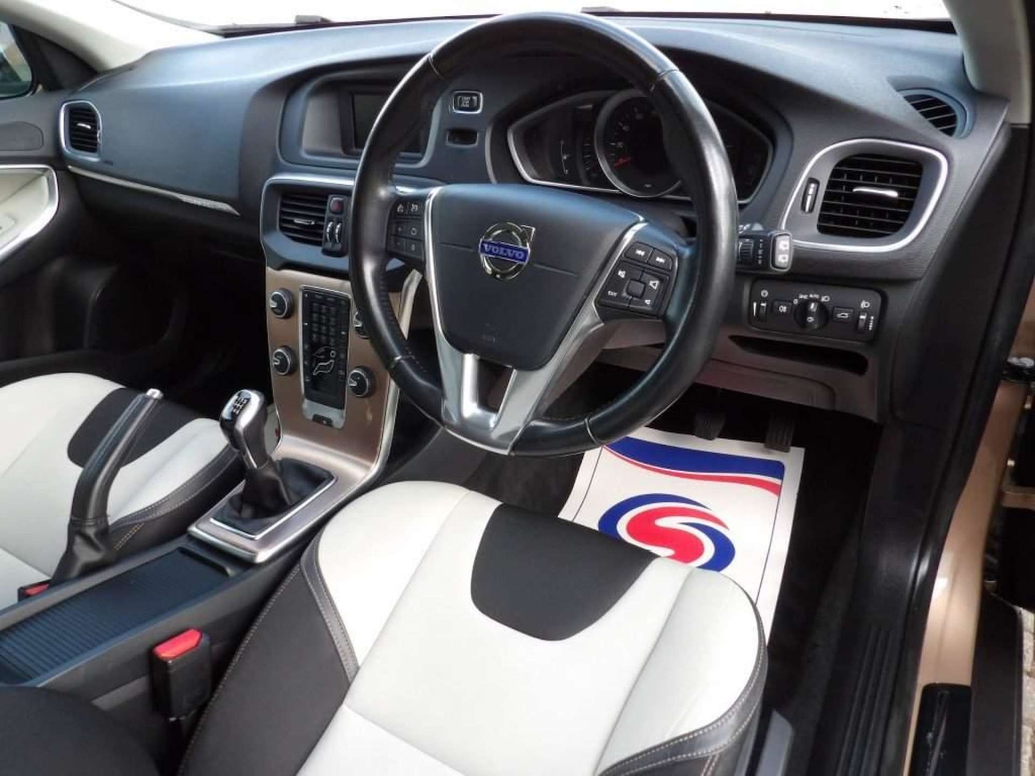 Used Volvo V40 2014 for sale - 76959815: Photo 10