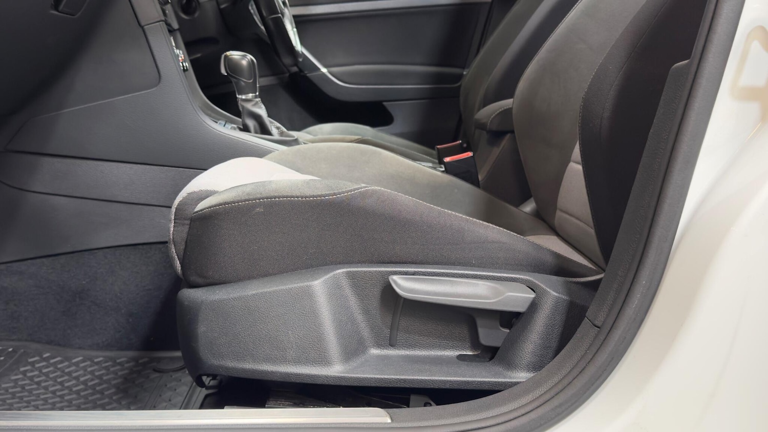 Used Volkswagen Golf 2017 for sale - 77957051: Photo 57