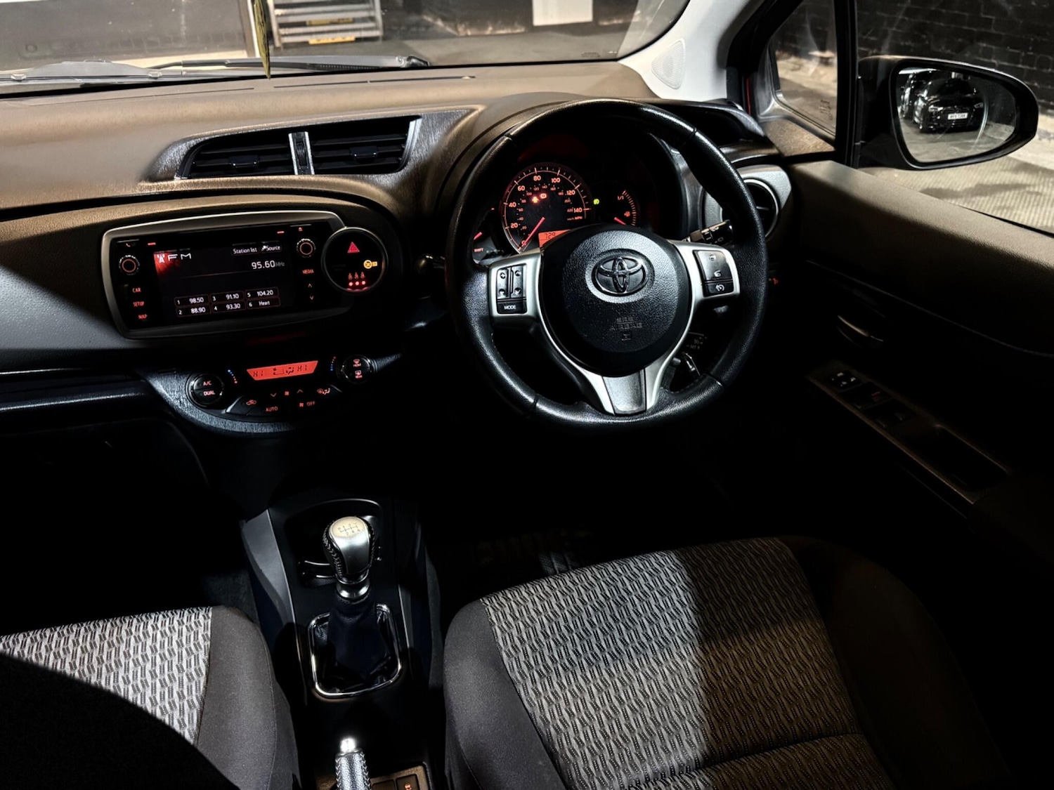 Used Toyota Yaris 2014 for sale - 76537974: Photo 4