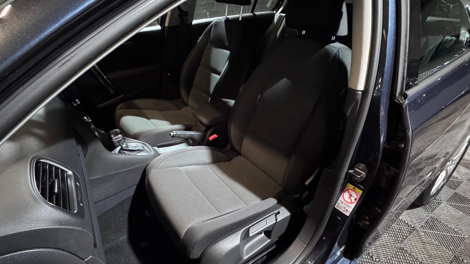 Used Volkswagen Golf 2010 for sale - 77041005: Photo 23