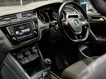 Used Volkswagen Touran 2016 for sale - 75949328: Photo