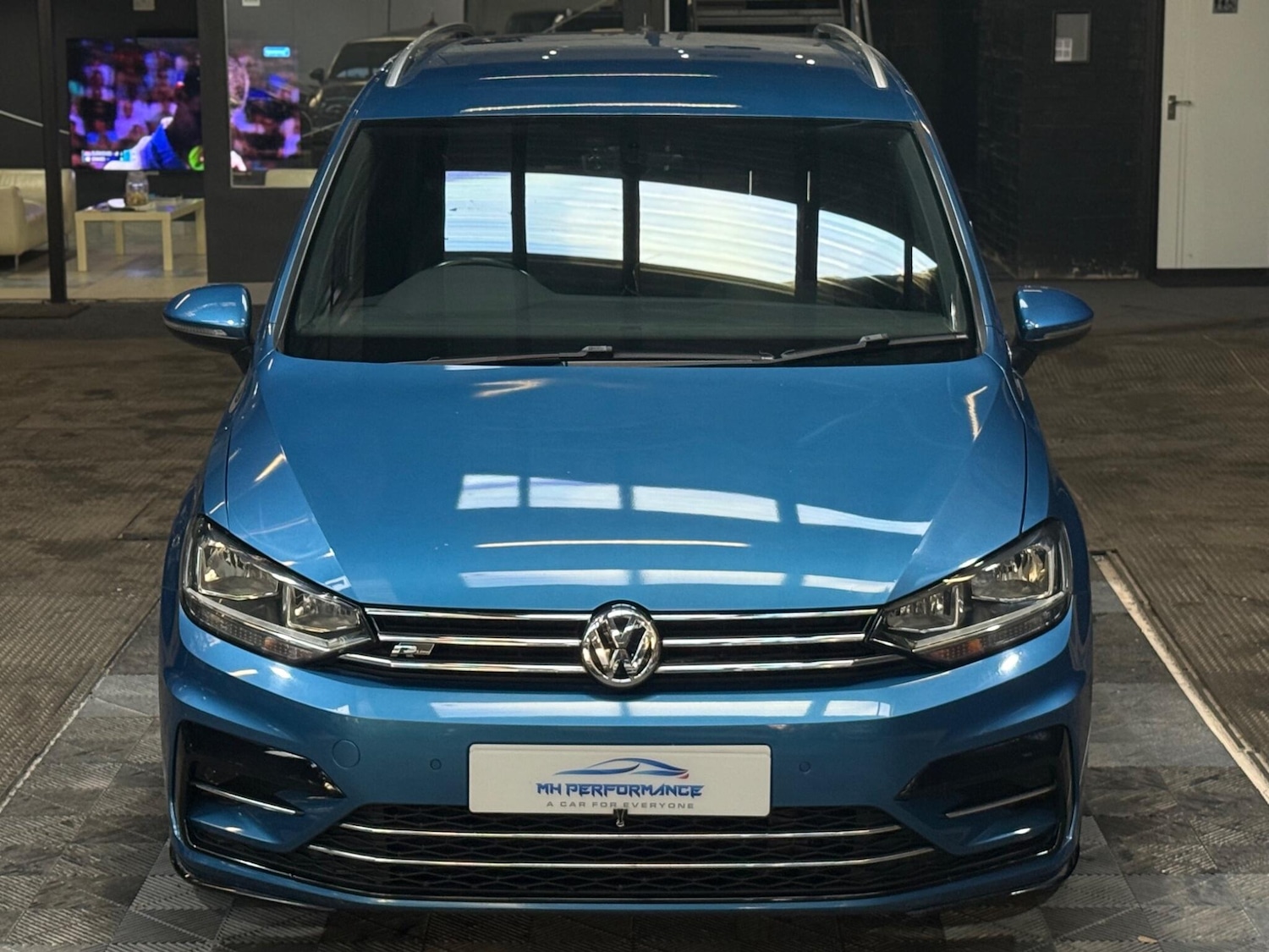 Used Volkswagen Touran 2017 for sale - 76152755: Photo 2