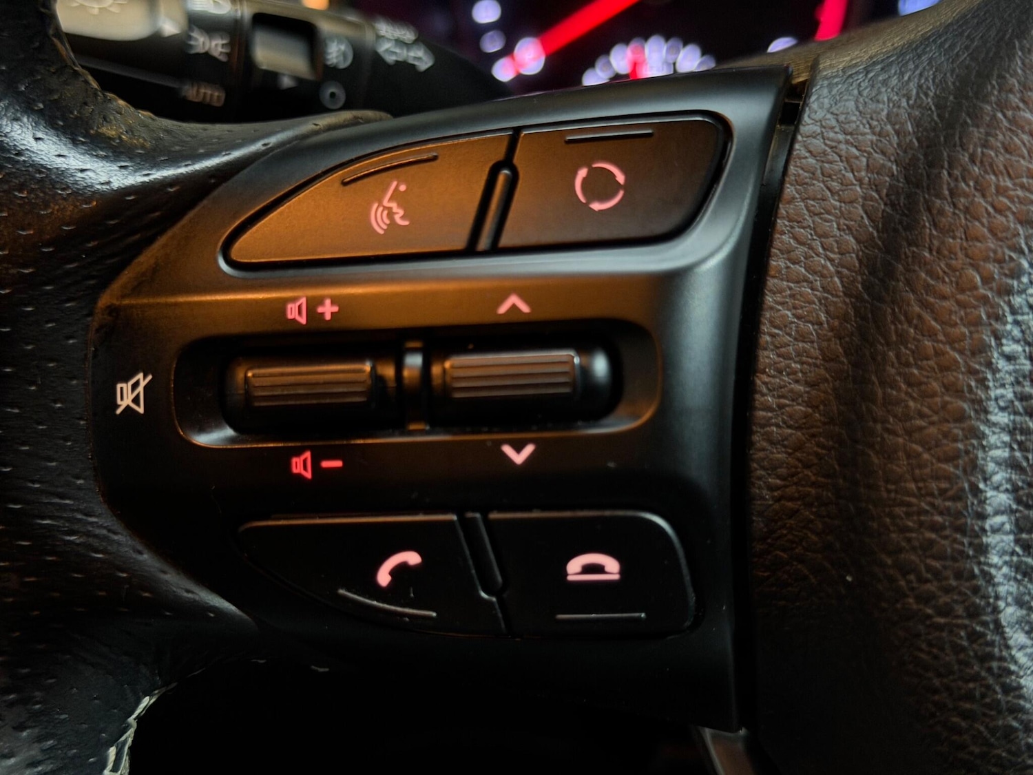 Used Kia Stonic 2019 for sale - 77441231: Photo 38