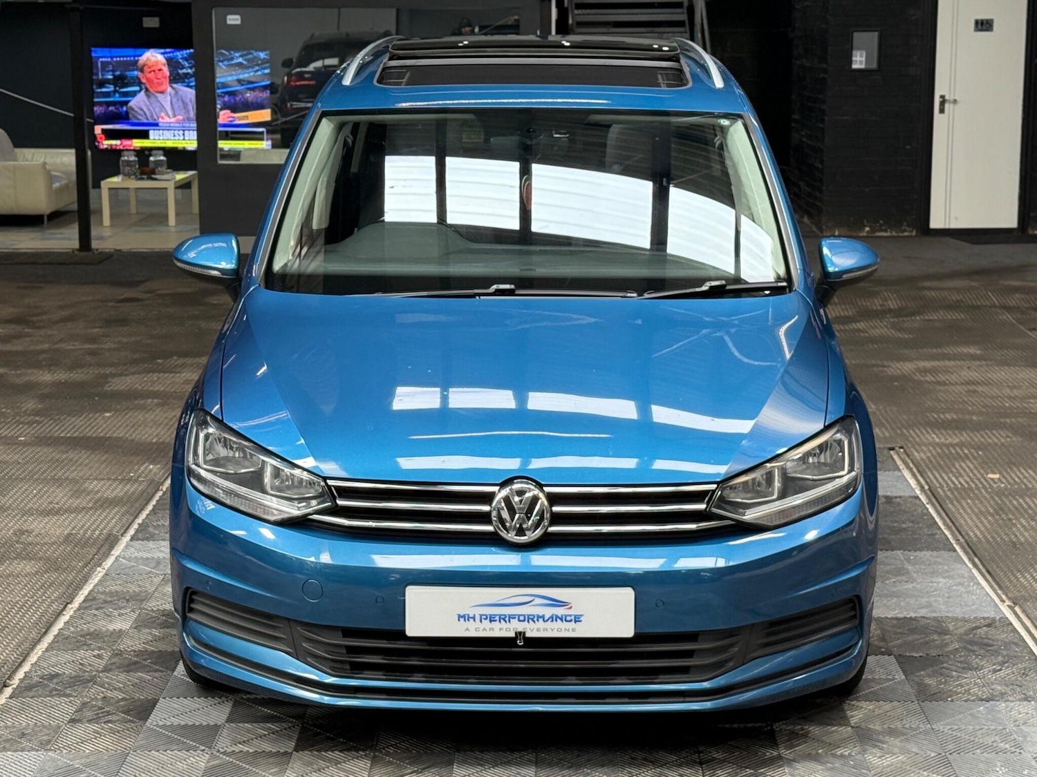 Used Volkswagen Touran 2017 for sale - 76498862: Photo 2