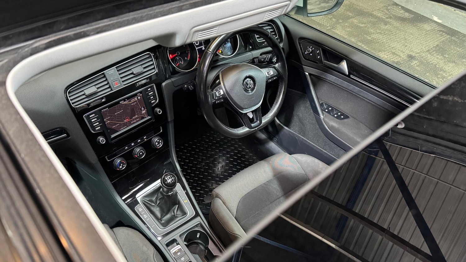 Used Volkswagen Golf 2017 for sale - 77612245: Photo 30