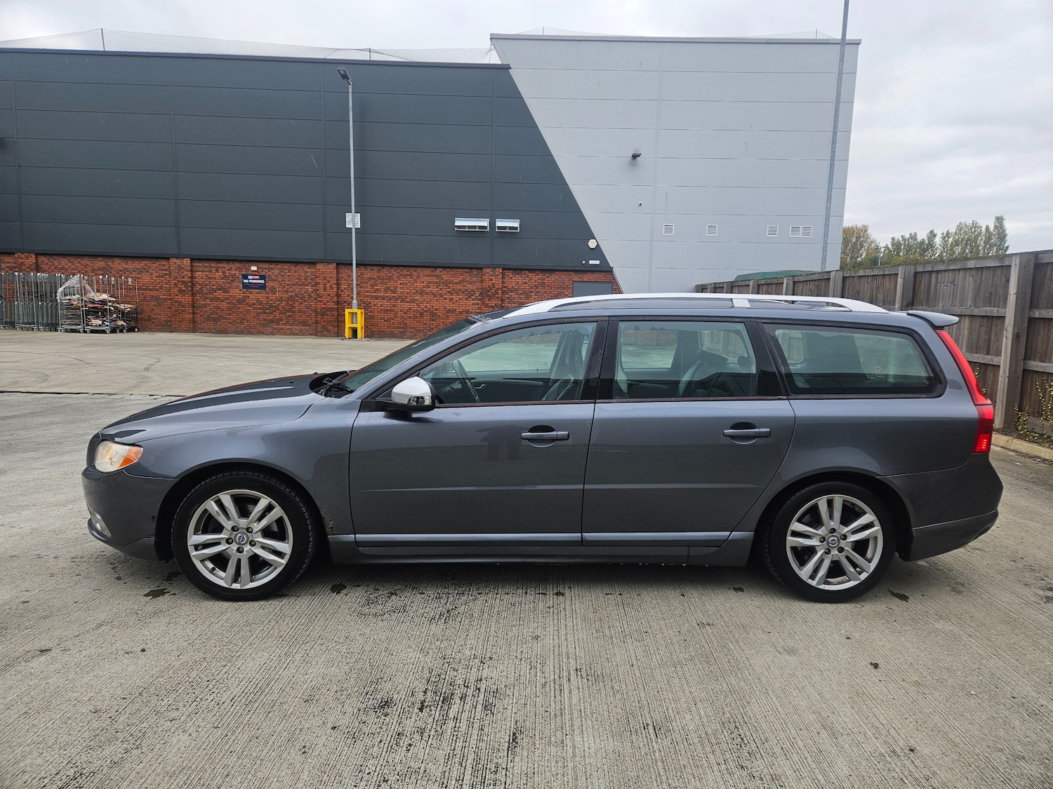 Used Volvo V70 2010 for sale - 76382787: Photo 4