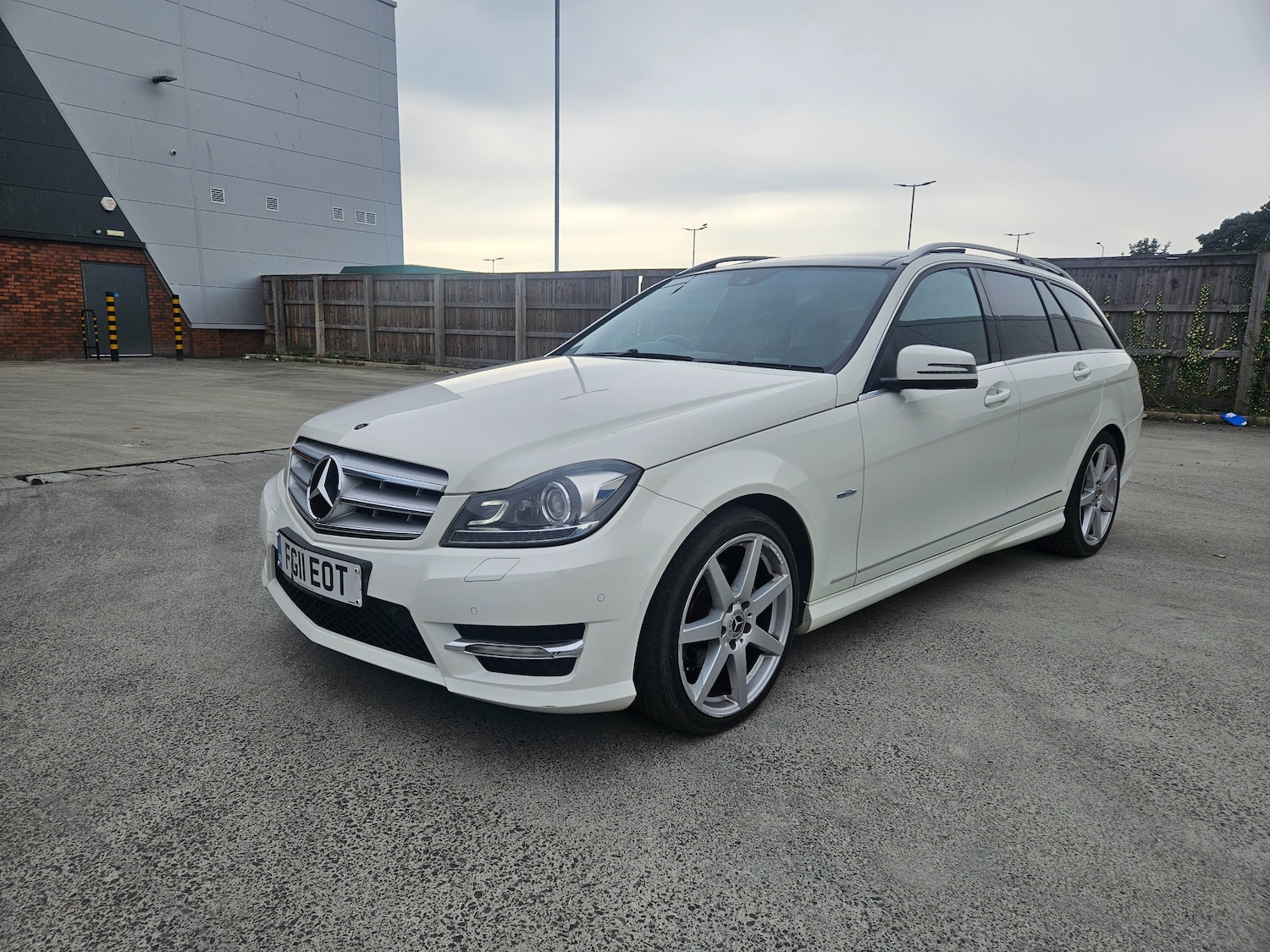 Used Mercedes-Benz C Class 2011 for sale - 76969104: Photo 2