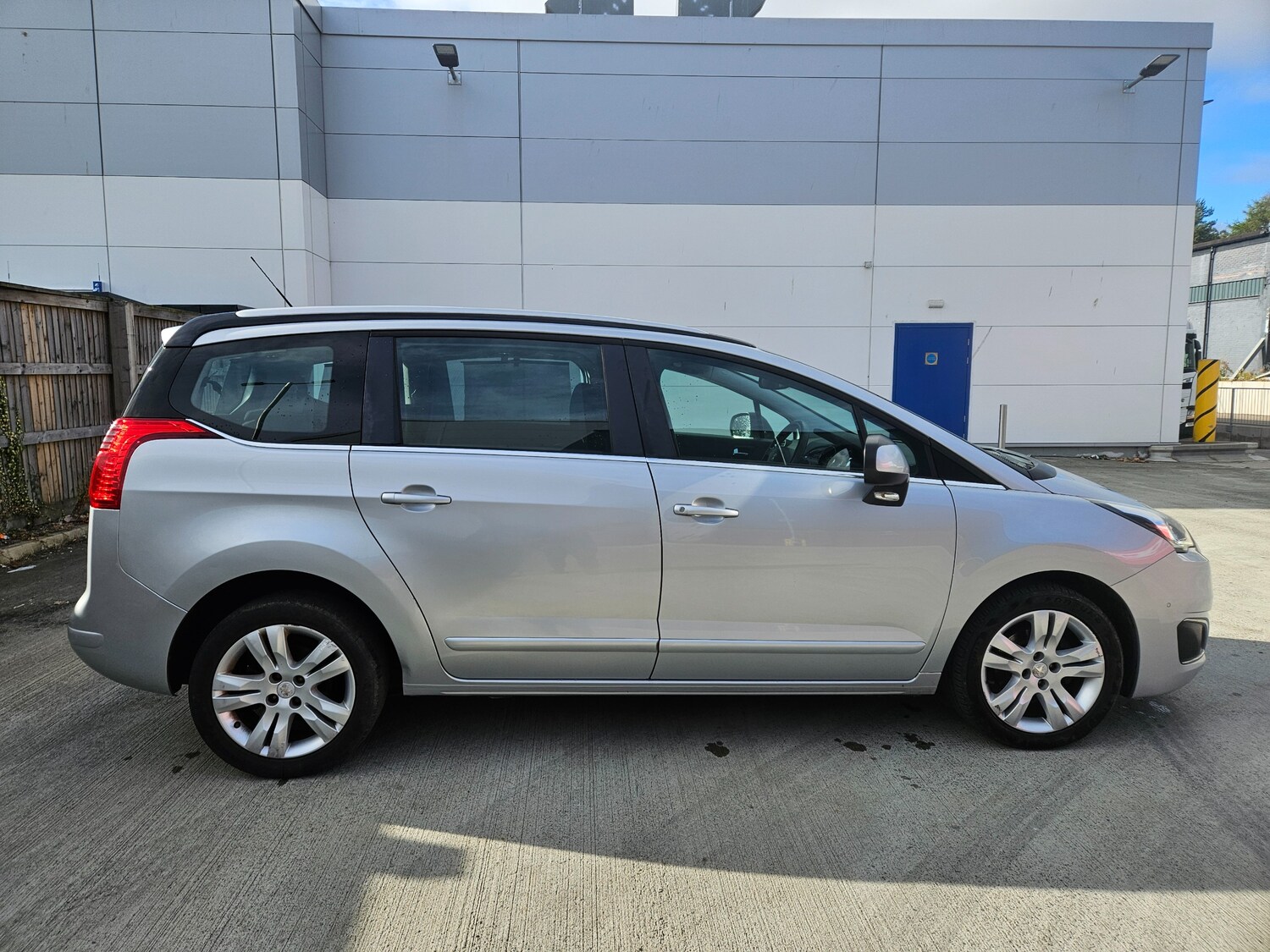 Used Peugeot 5008 2014 for sale - 77855840: Photo 9