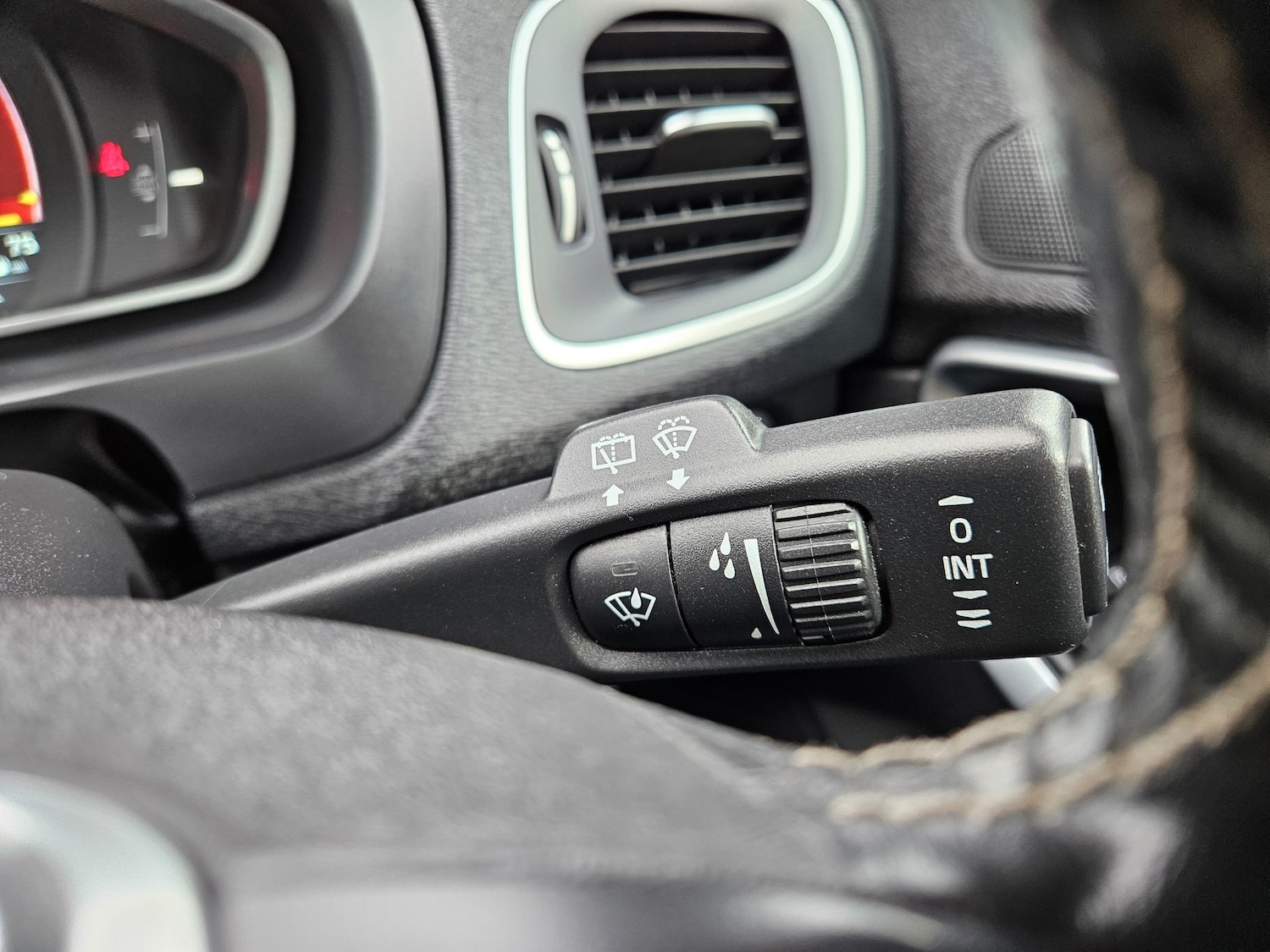 Used Volvo V40 2015 for sale - 76438930: Photo 22