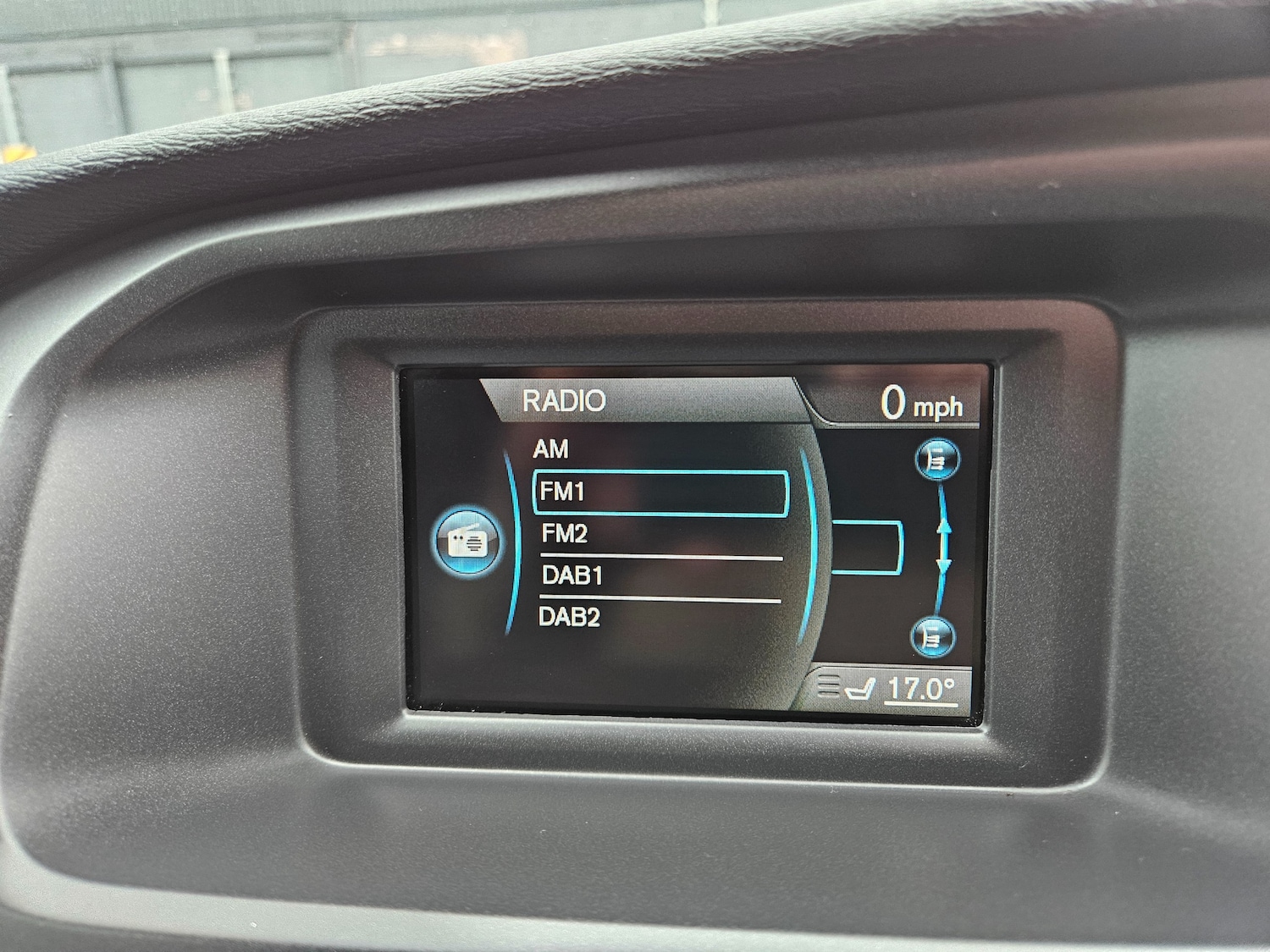 Used Volvo V40 2015 for sale - 76438930: Photo 24