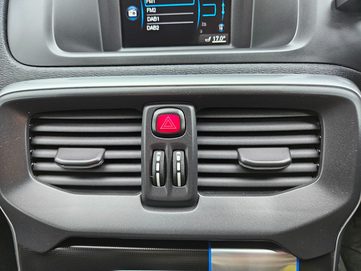 Used Volvo V40 2015 for sale - 76438930: Photo 25