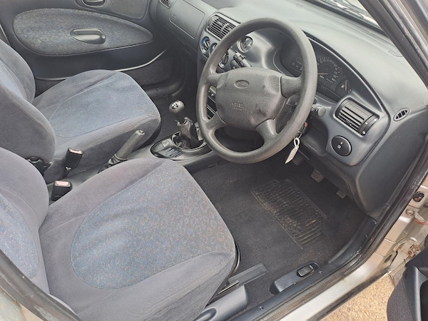 Used Ford Escort 1996 for sale - 76246149: Photo 9