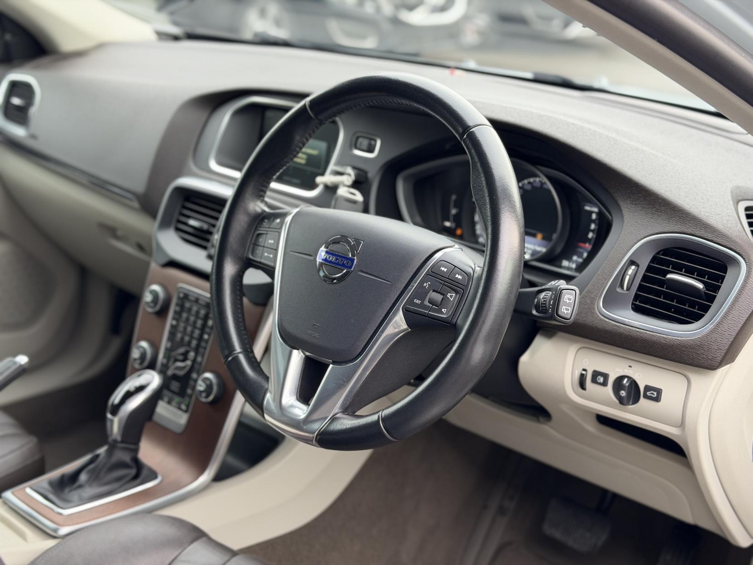 Used Volvo V40 2015 for sale - 77548658: Photo 15