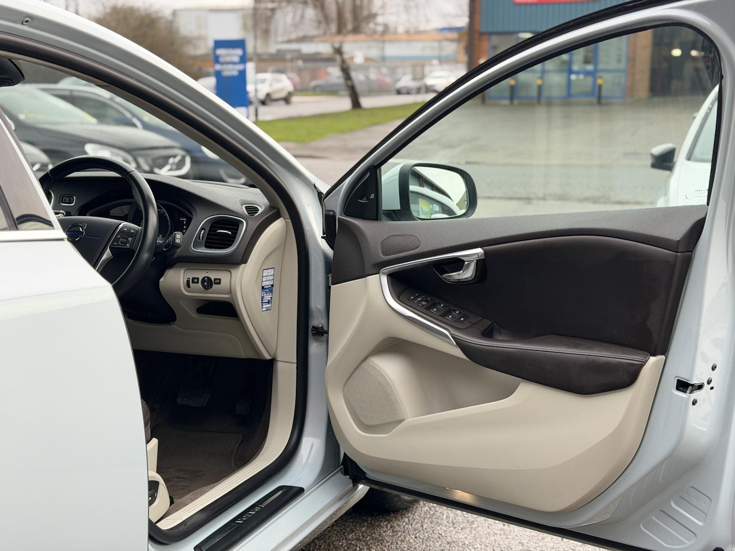 Used Volvo V40 2015 for sale - 77548658: Photo 17