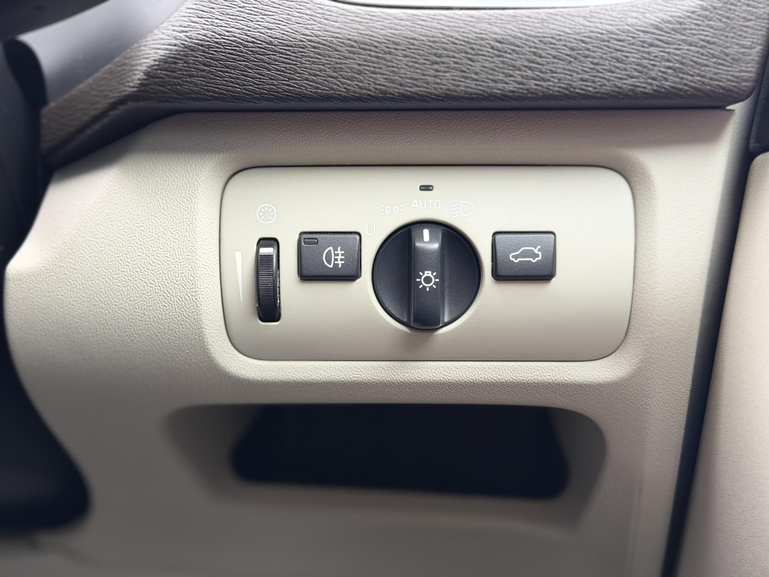 Used Volvo V40 2015 for sale - 77548658: Photo 21