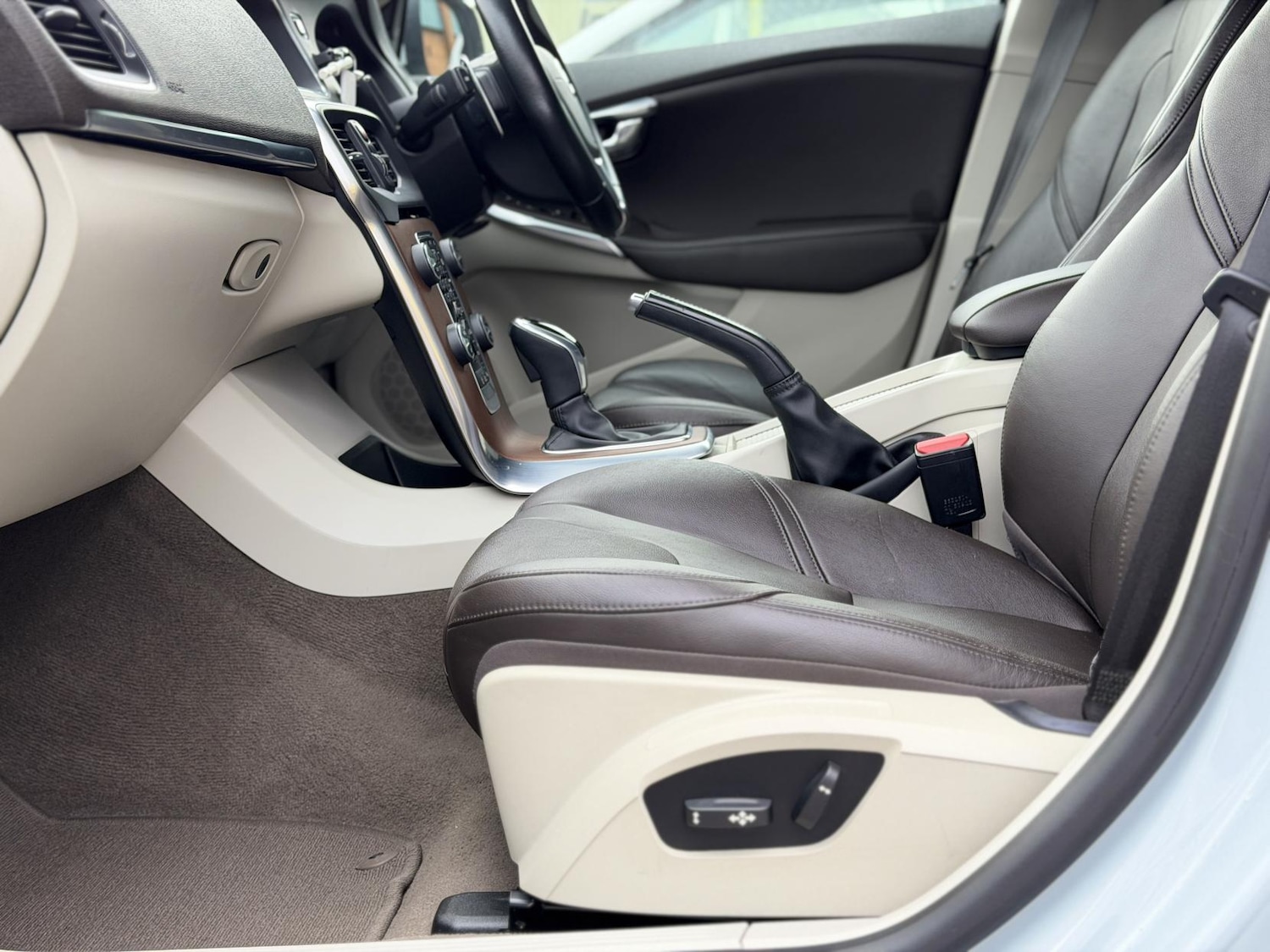 Used Volvo V40 2015 for sale - 77548658: Photo 36