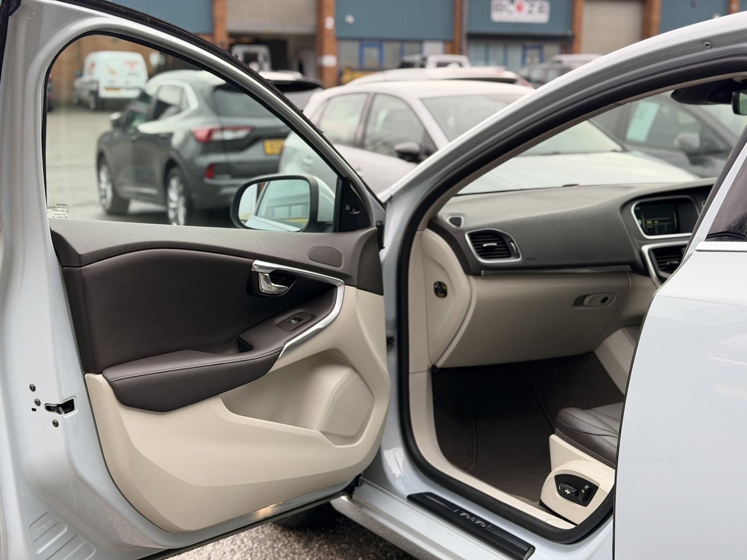 Used Volvo V40 2015 for sale - 77548658: Photo 37