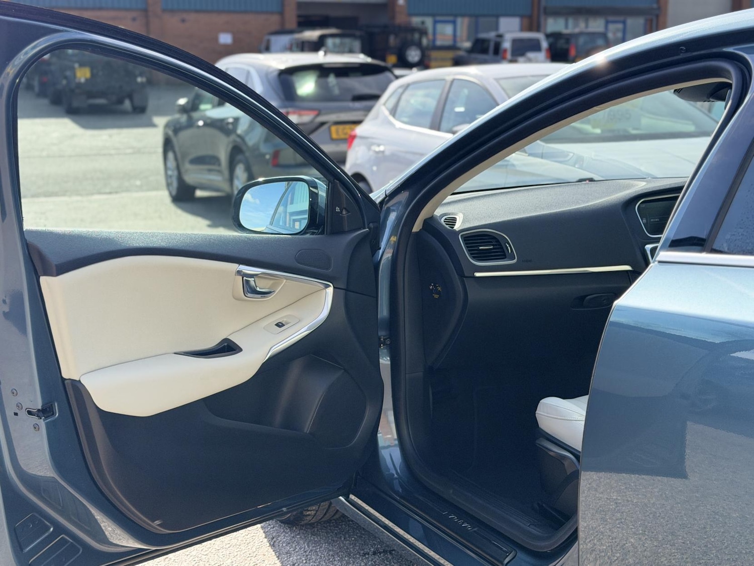 Used Volvo V40 2013 for sale - 77763000: Photo 30