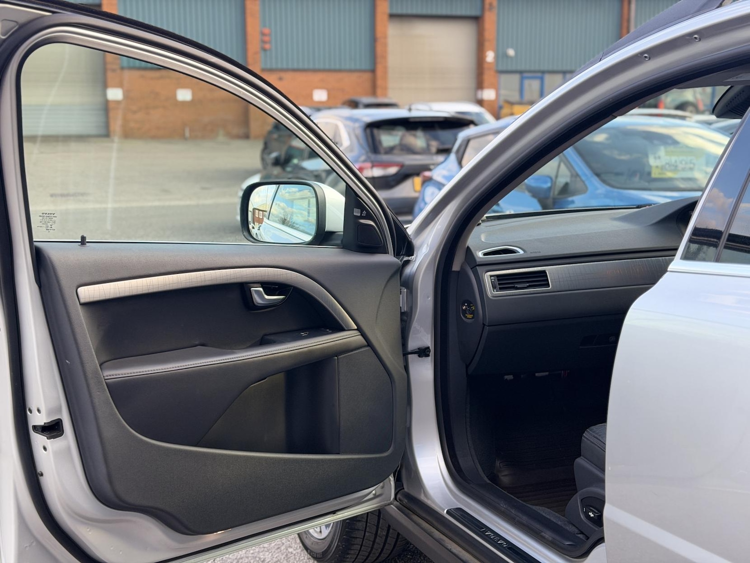 Used Volvo XC70 2014 for sale - 78152963: Photo 39