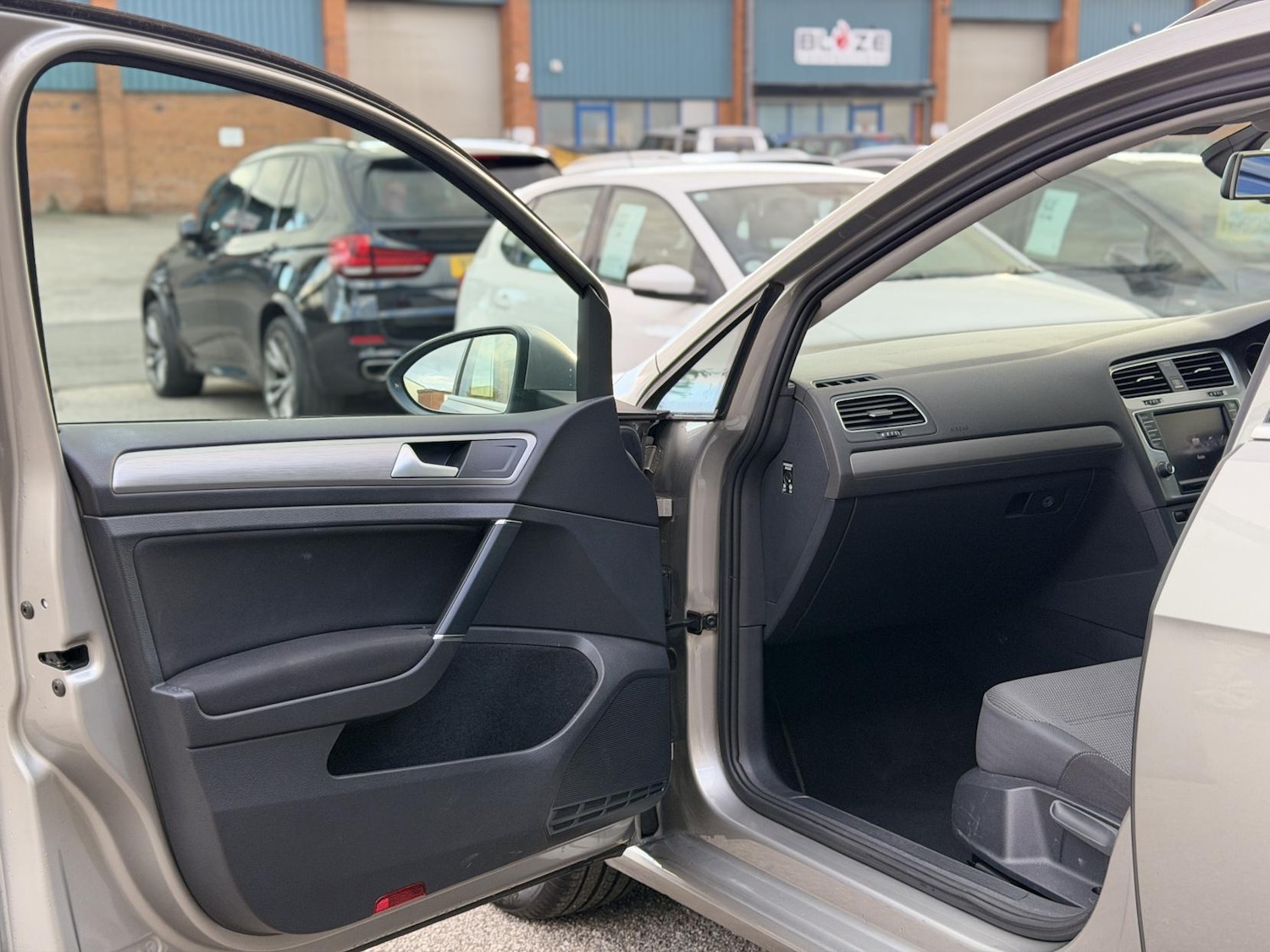 Used Volkswagen Golf 2014 for sale - 76382502: Photo 28