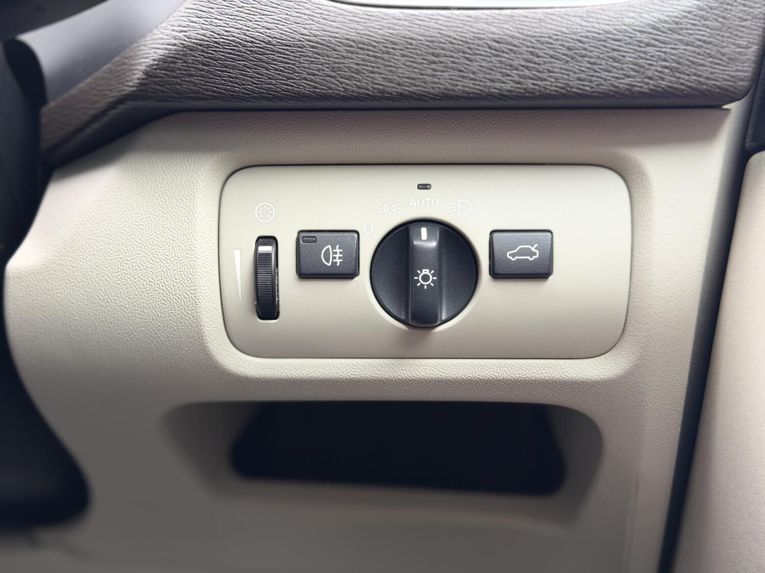 Used Volvo V40 2015 for sale - 77778694: Photo 21