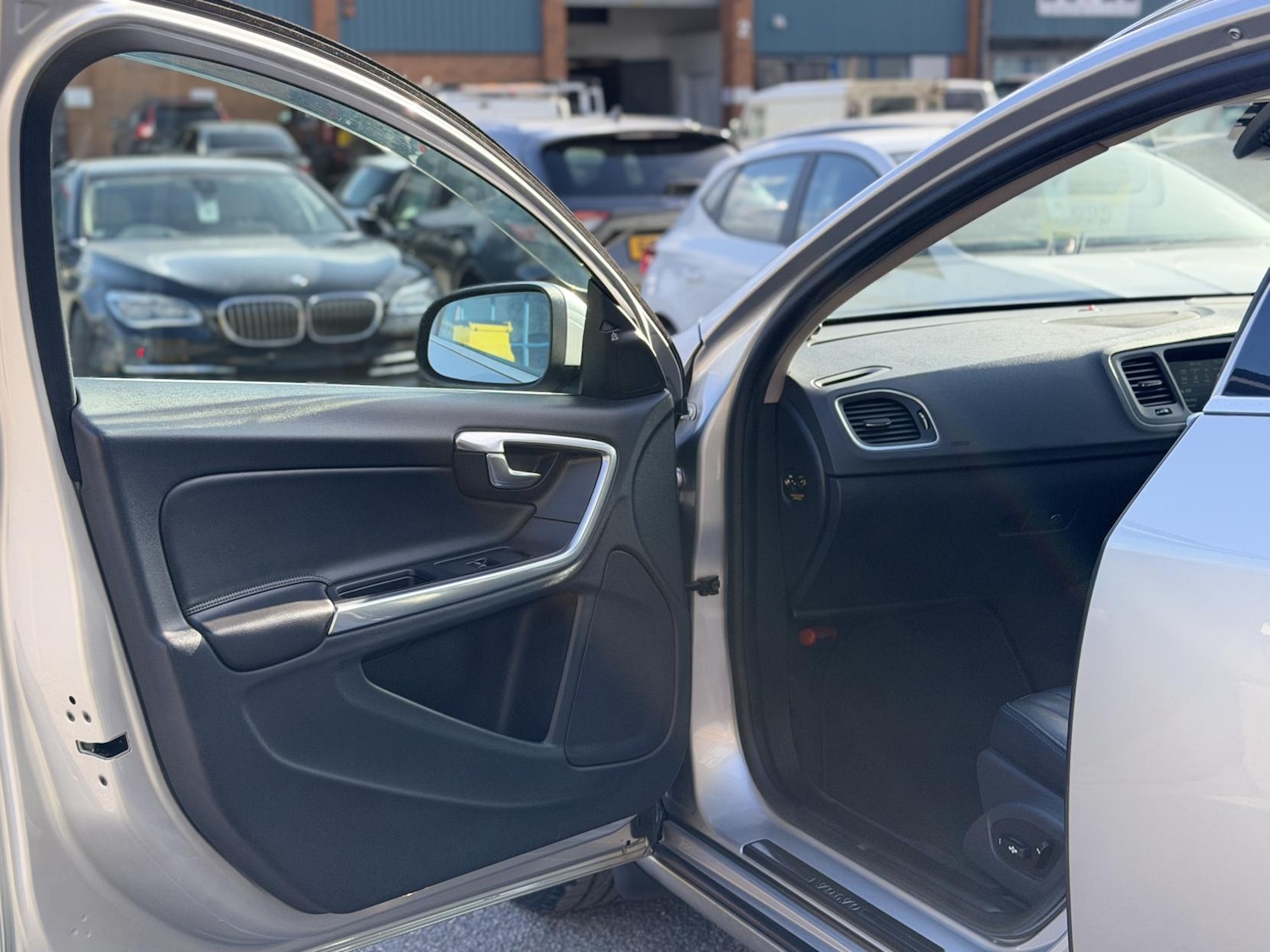 Used Volvo V60 2015 for sale - 77525245: Photo 30