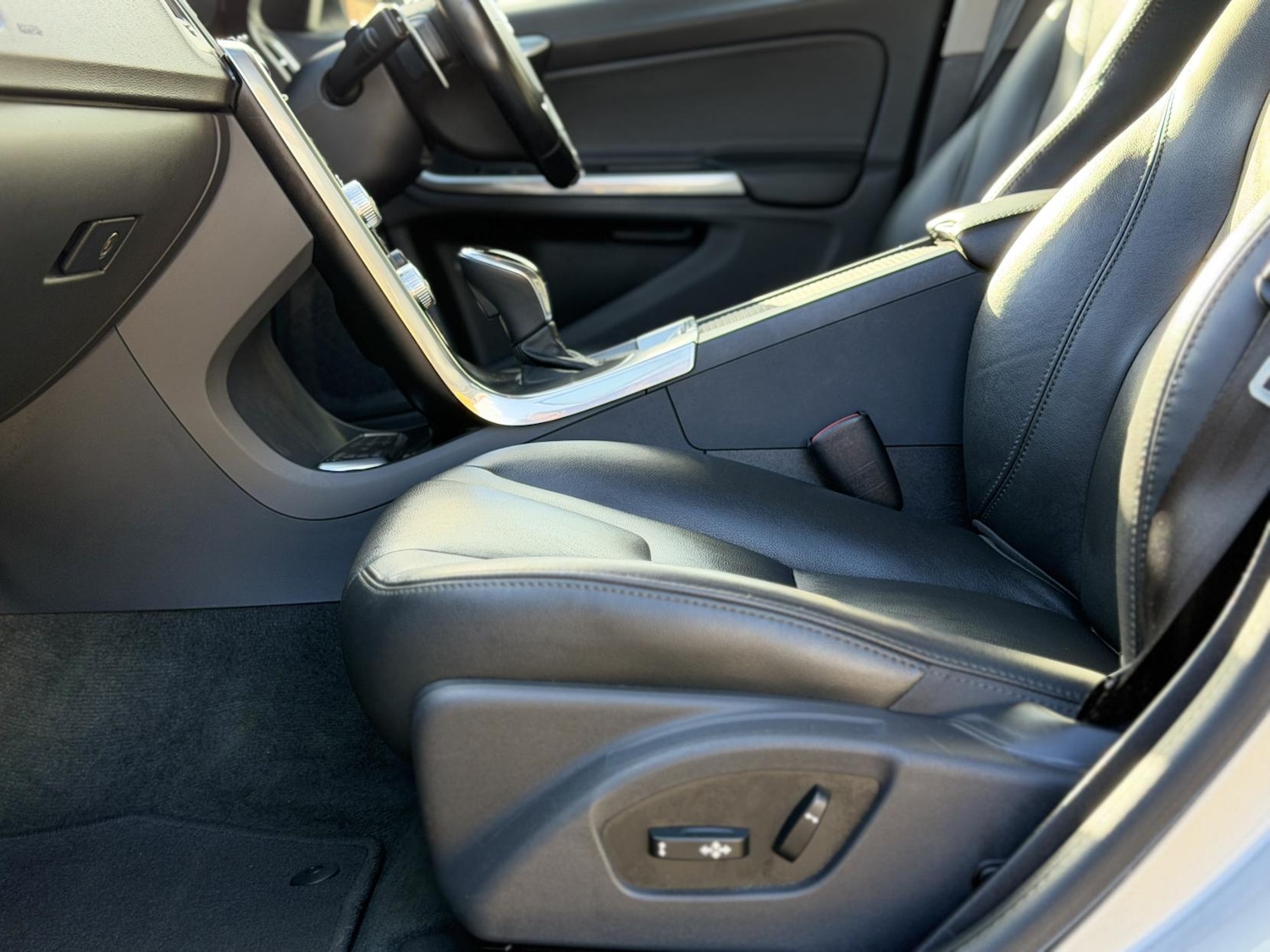 Used Volvo V60 2015 for sale - 77525245: Photo 32