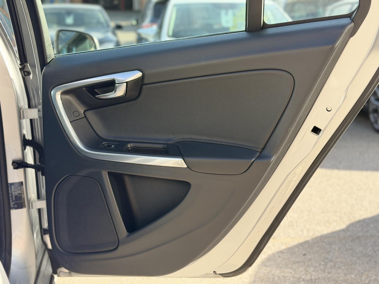 Used Volvo V60 2015 for sale - 77525245: Photo 36