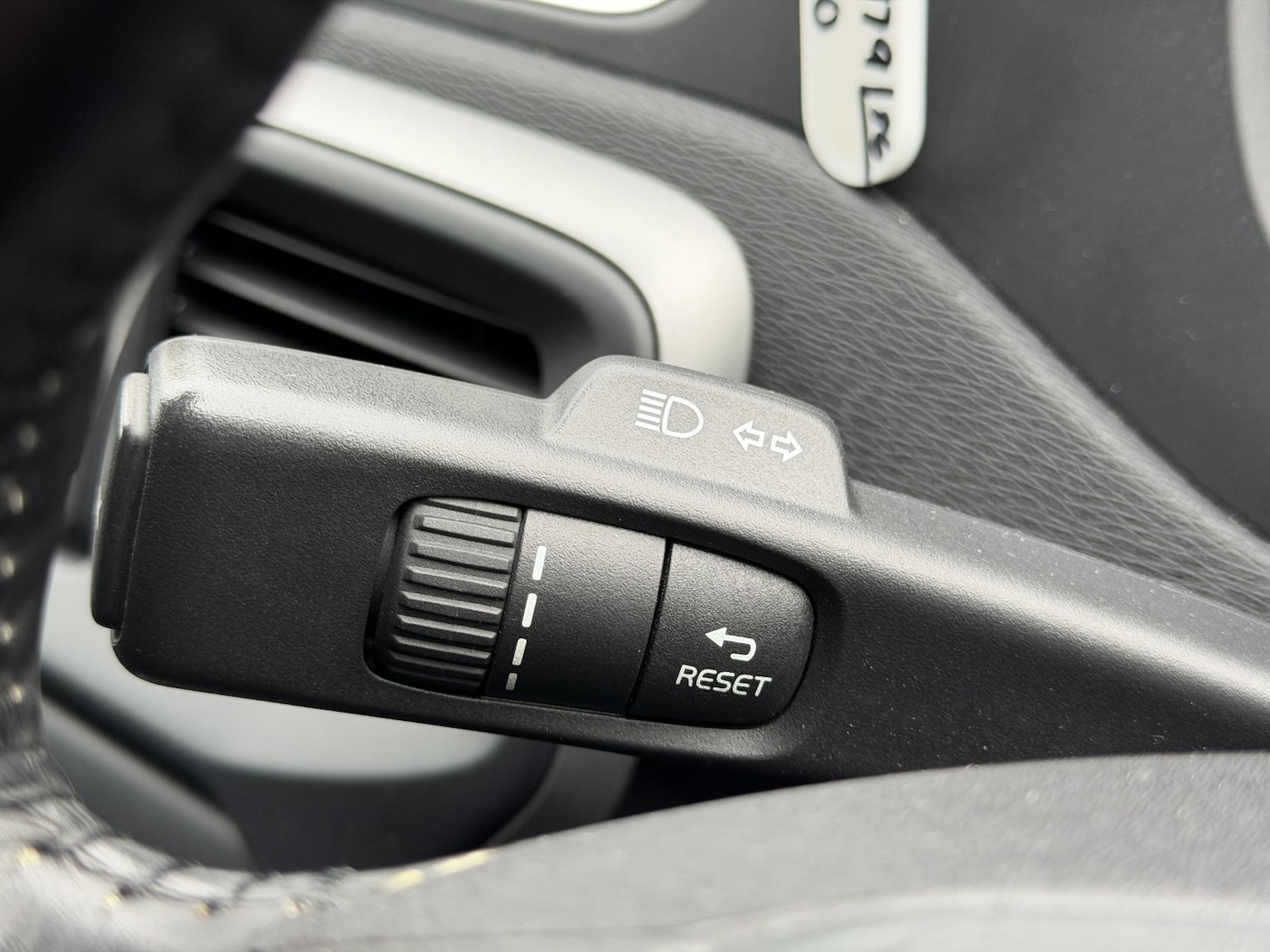 Used Volvo V40 2014 for sale - 76418704: Photo 21