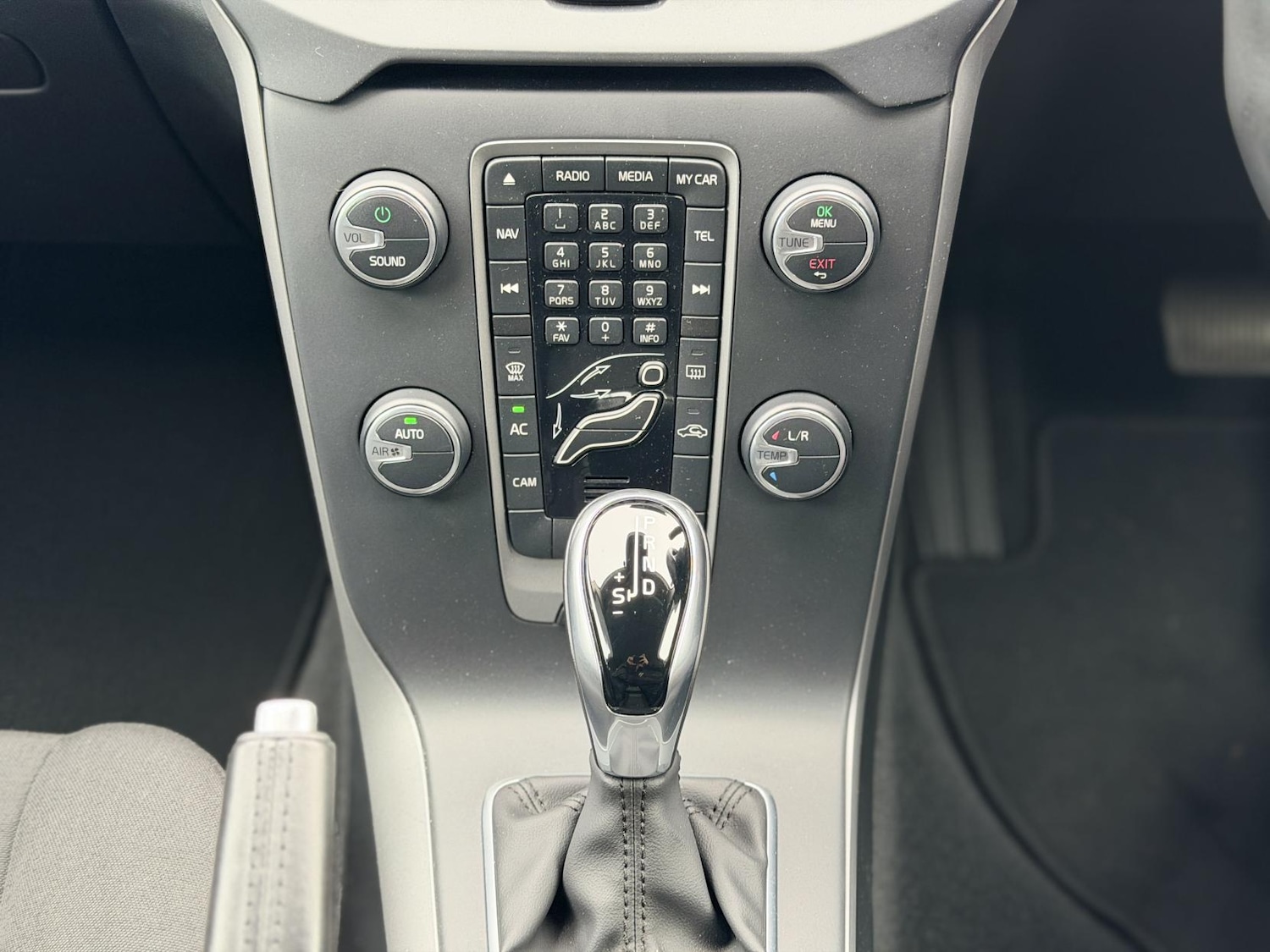 Used Volvo V40 2014 for sale - 76418704: Photo 24