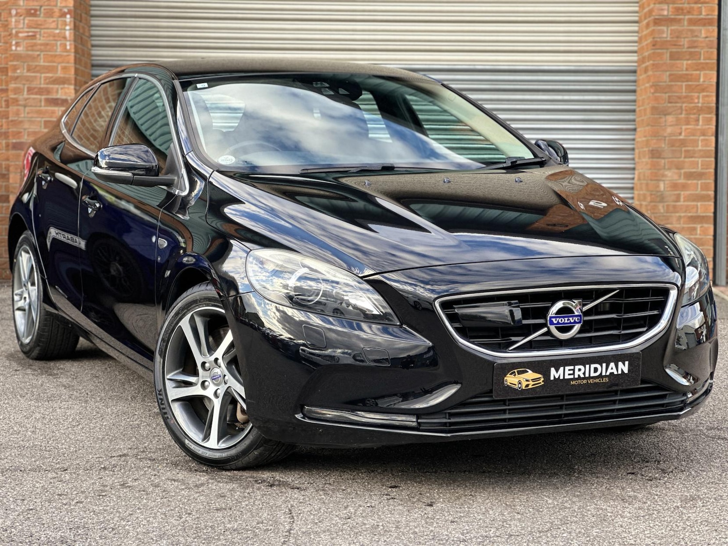 Used Volvo V40 2015 for sale - 76394042: Photo 1