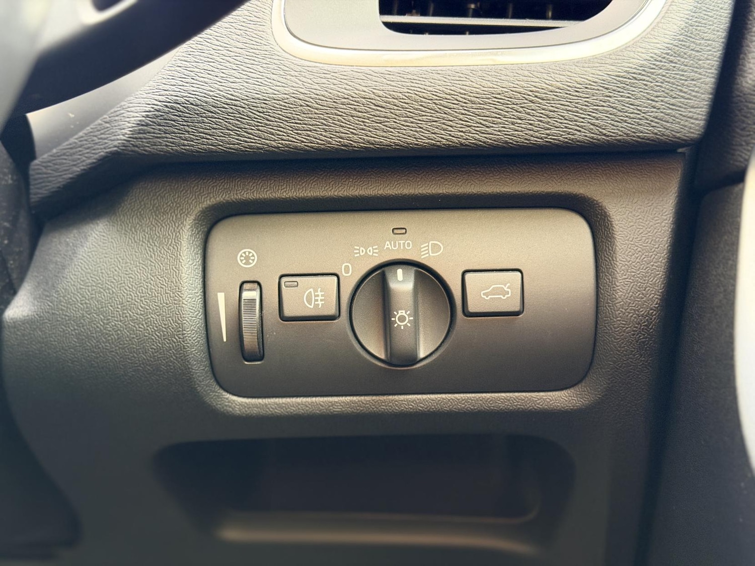 Used Volvo V40 2015 for sale - 76394042: Photo 23