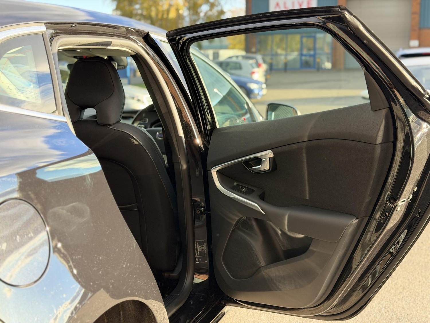 Used Volvo V40 2015 for sale - 76394042: Photo 34