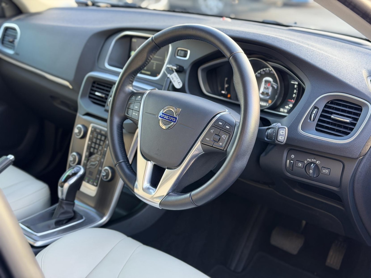 Used Volvo V40 2015 for sale - 76606437: Photo 15