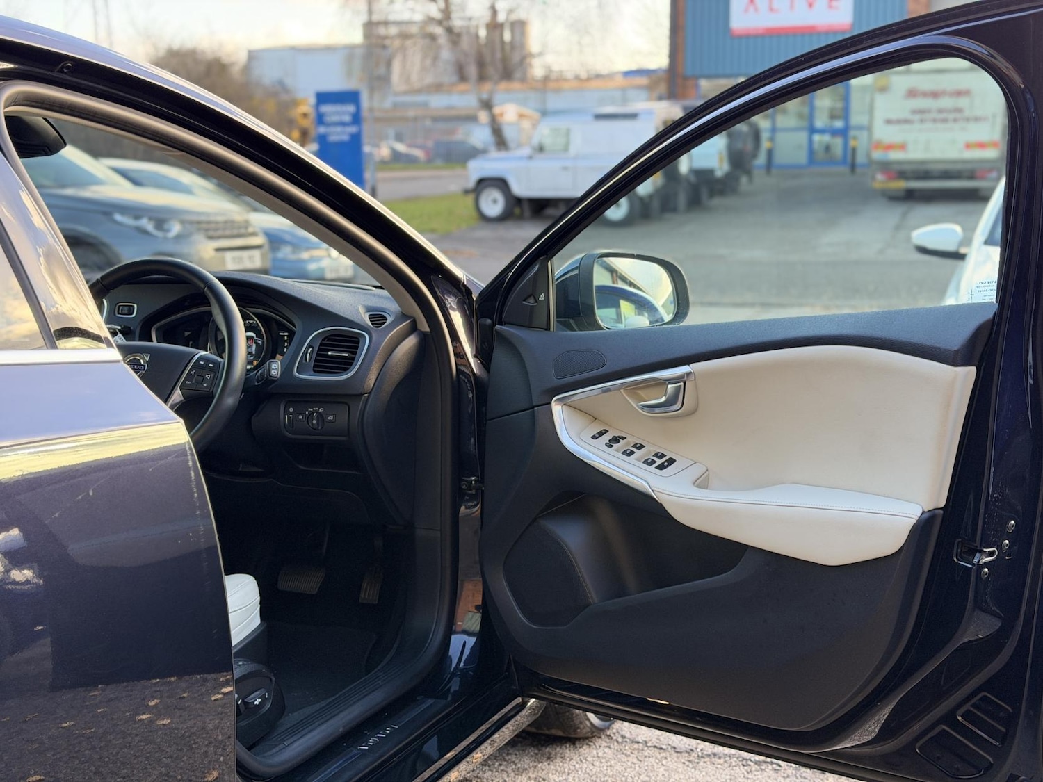 Used Volvo V40 2015 for sale - 76606437: Photo 17