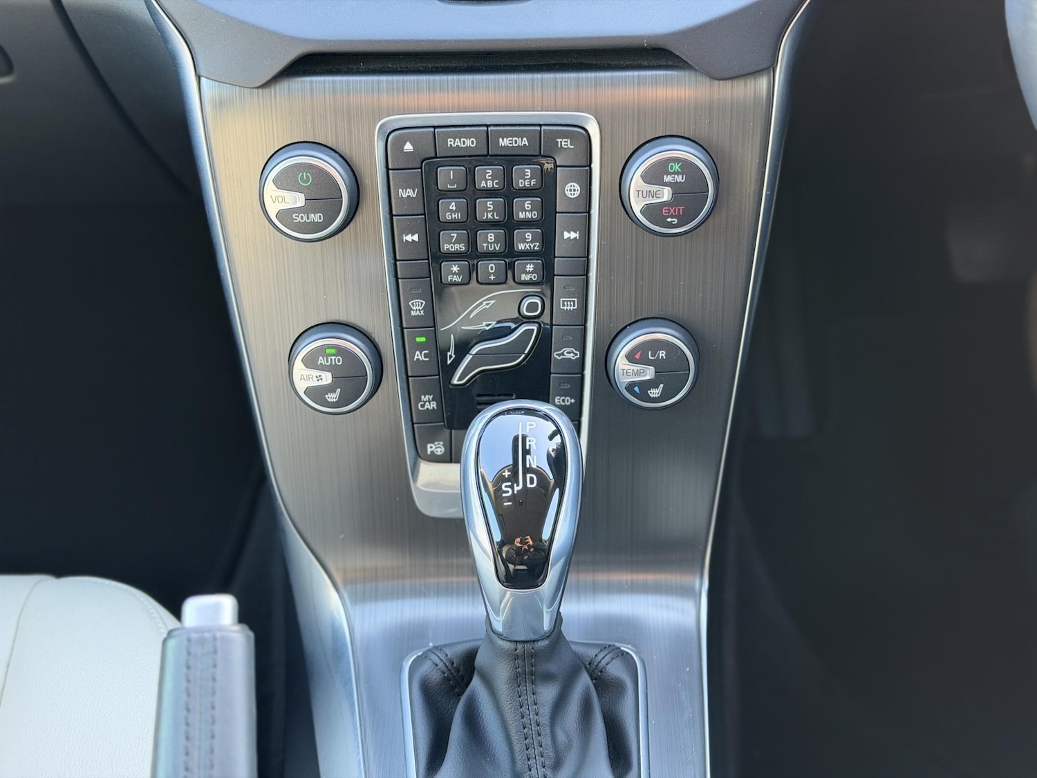 Used Volvo V40 2015 for sale - 76606437: Photo 24