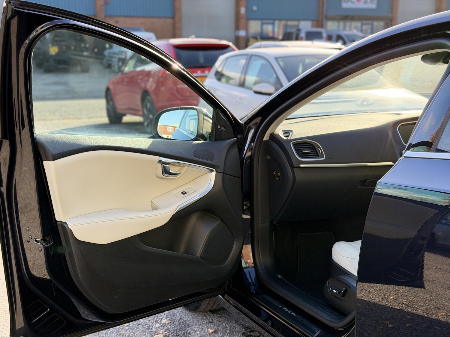 Used Volvo V40 2015 for sale - 76606437: Photo 36