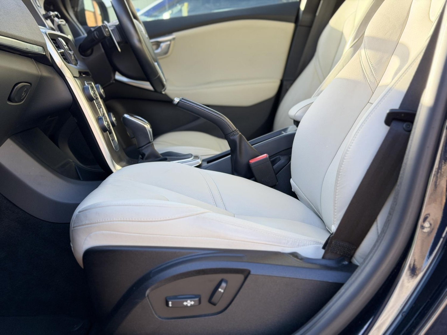 Used Volvo V40 2015 for sale - 76606437: Photo 39