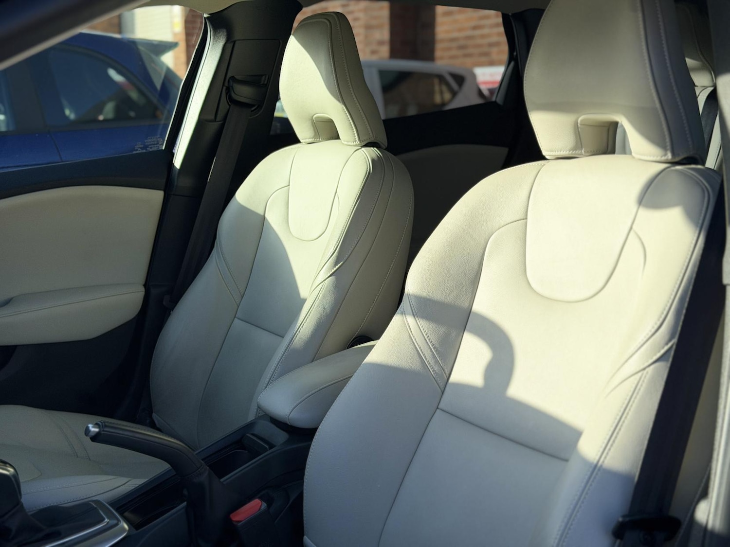 Used Volvo V40 2015 for sale - 76606437: Photo 42