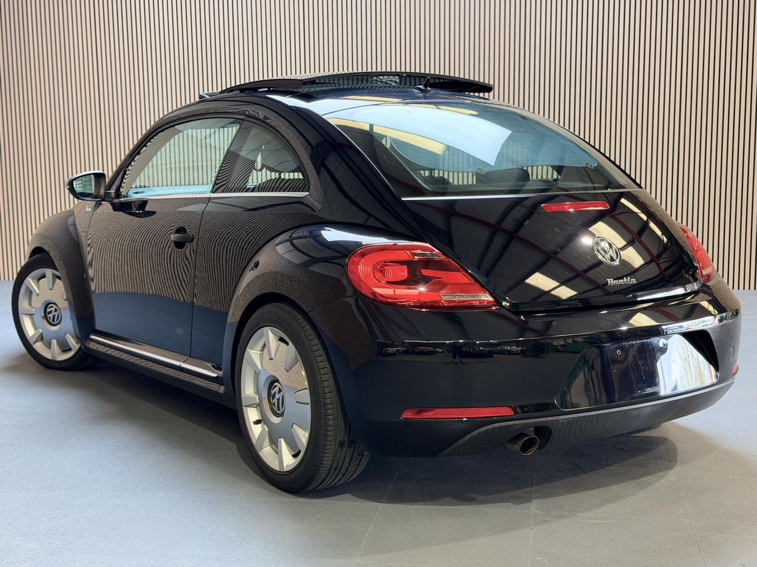 Used Volkswagen Beetle 2013 for sale - 78184129: Photo 2
