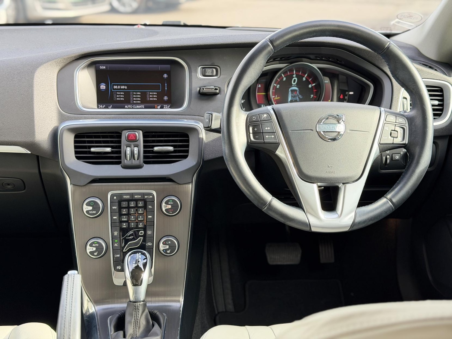 Used Volvo V40 2014 for sale - 78042321: Photo 3