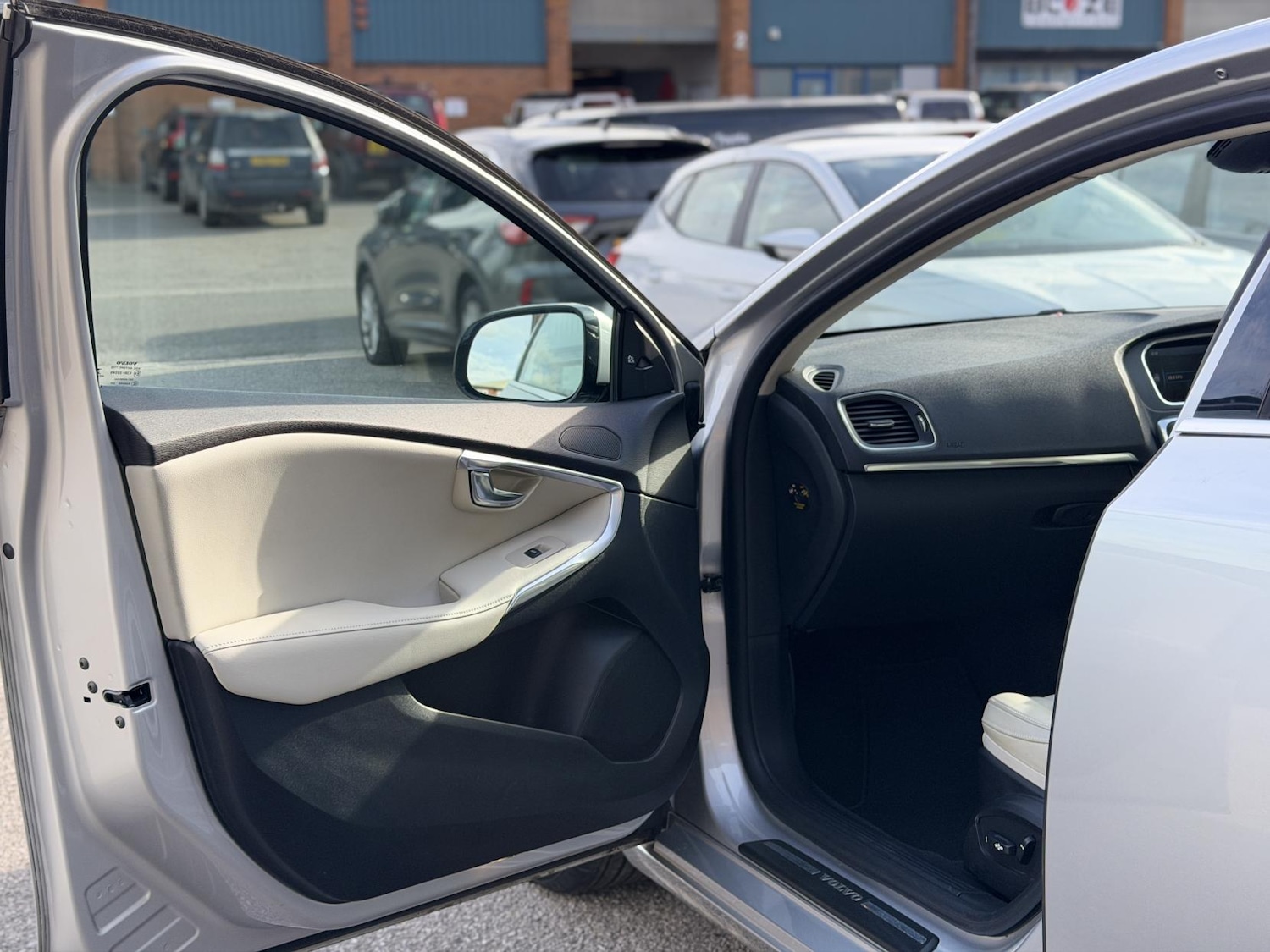 Used Volvo V40 2014 for sale - 78042321: Photo 30