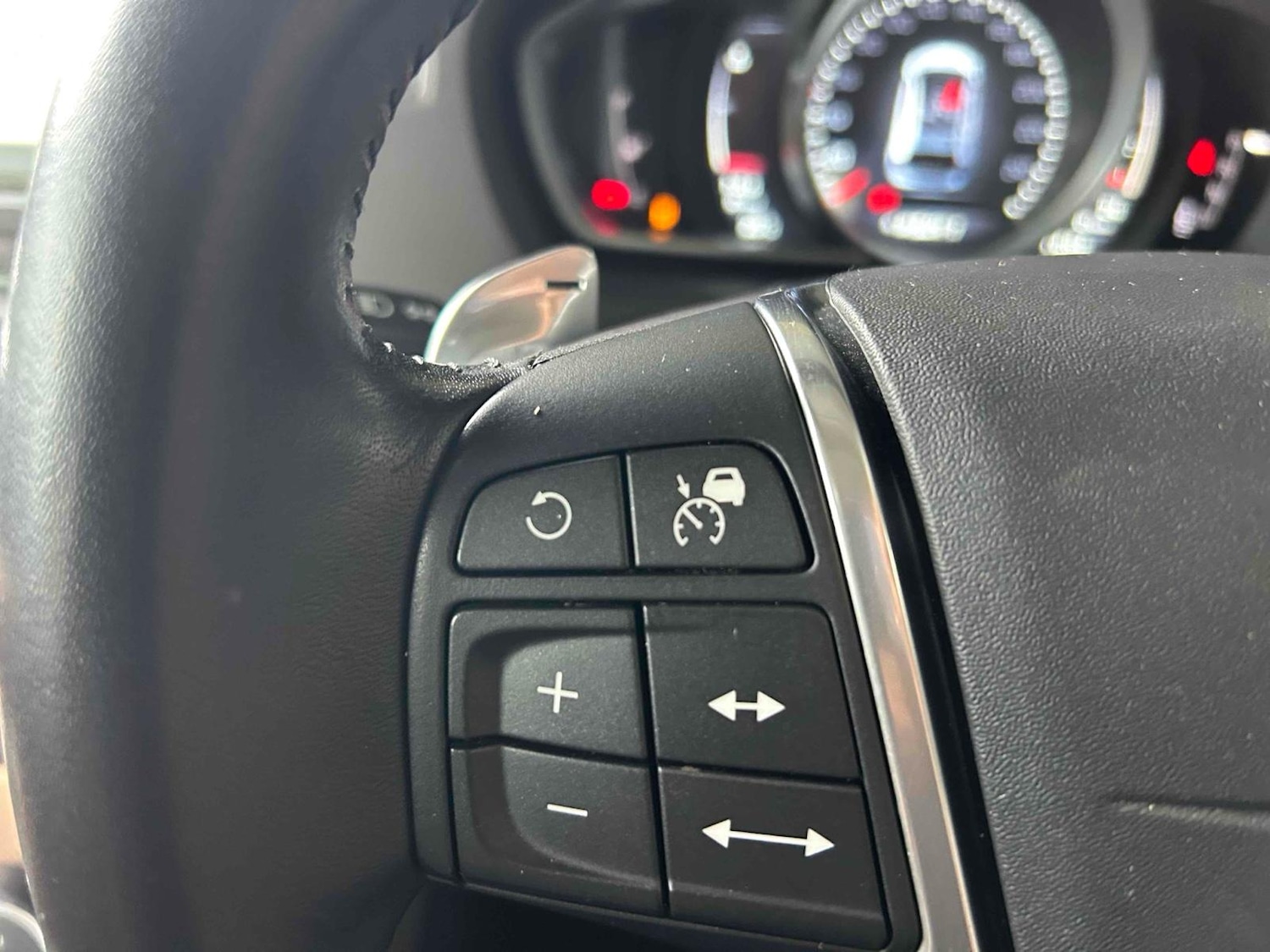 Used Volvo V40 2015 for sale - 77837390: Photo 7