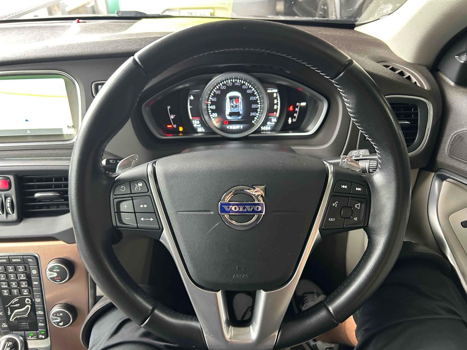 Used Volvo V40 2015 for sale - 77837390: Photo 8